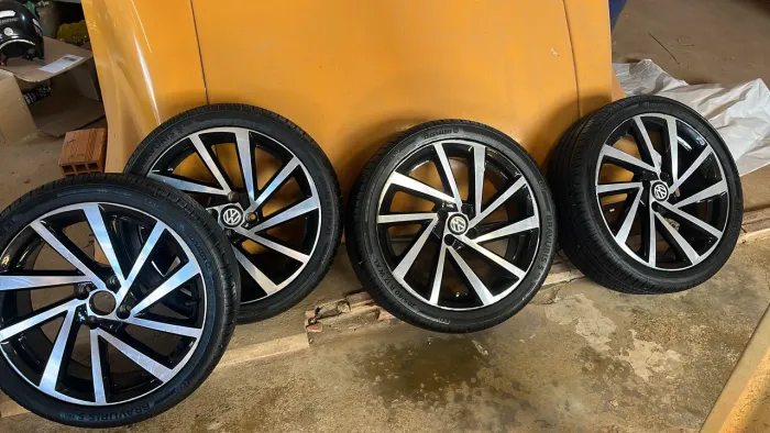 Vendo rodas aro 17 pneus na medida 205/40