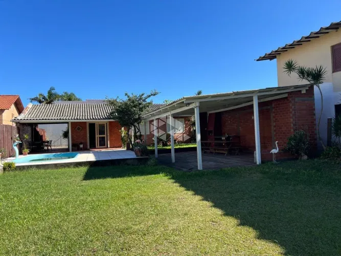 Casa 3 dormitórios, amplo pátio com 504m² com piscina no centro de Capão da Canoa