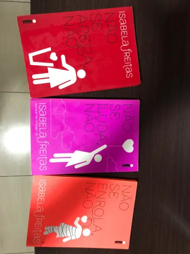 Três livros da coleção por 80 reais