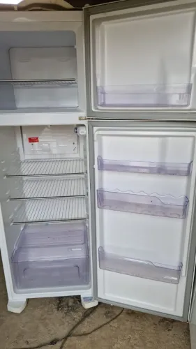 Vende se geladeira