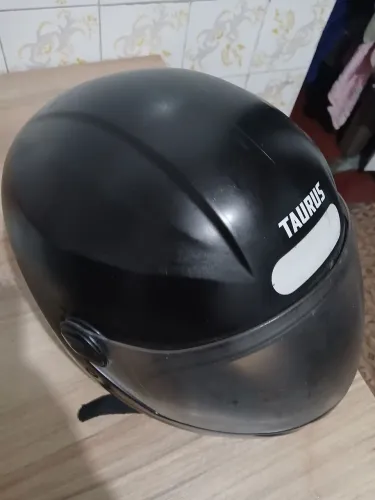 Capacete preto número 58