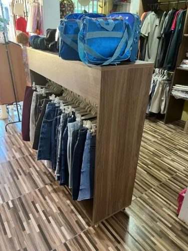 Vende um balcão expositor de roupas