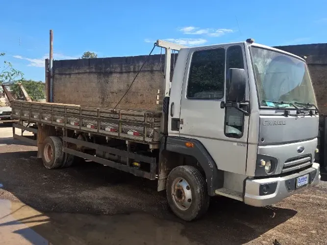 Cargo 1119/17 carroceria de madeira