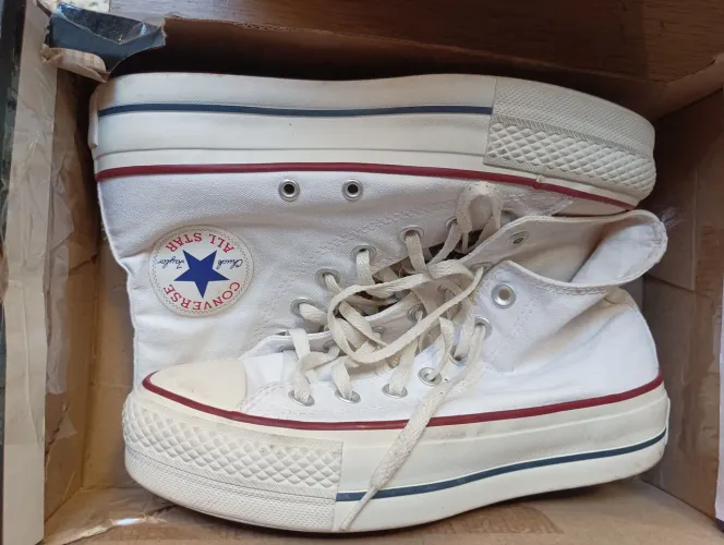 tênis all star plataforma e cano alto da cor branca, super estiloso e confortável