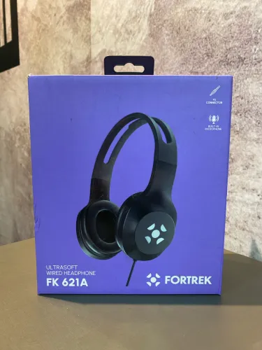 Fone de ouvido com fio Fortrek FK 621A na cor preta.  