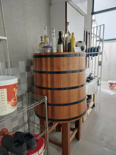 BARRIL DE CEREJEIRA COM 10 REGUAS DE AMBURANA 250l, COM BASE