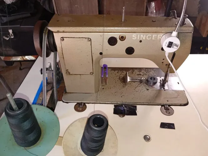 Máquina industrial zig zag que está adaptada para reta