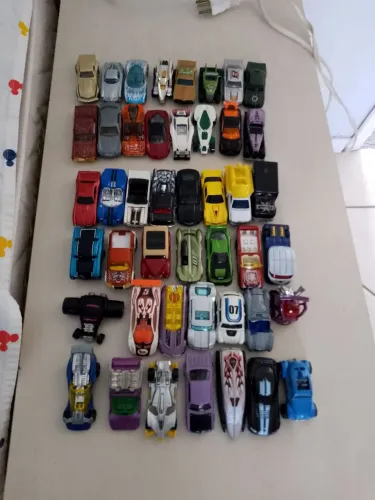 Carro antigo miniatura Hot Wheels usado.