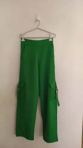 Calça estilo cargo com elástico na cintura Tam M