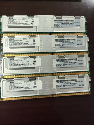 4 módulos de memória IBM/SMART de 1 GB cada, totalizando 4 GB.