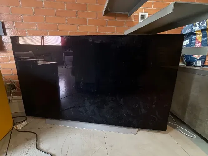 TV OLED LG C1 com a tela trincada + controle remoto Magic Remote