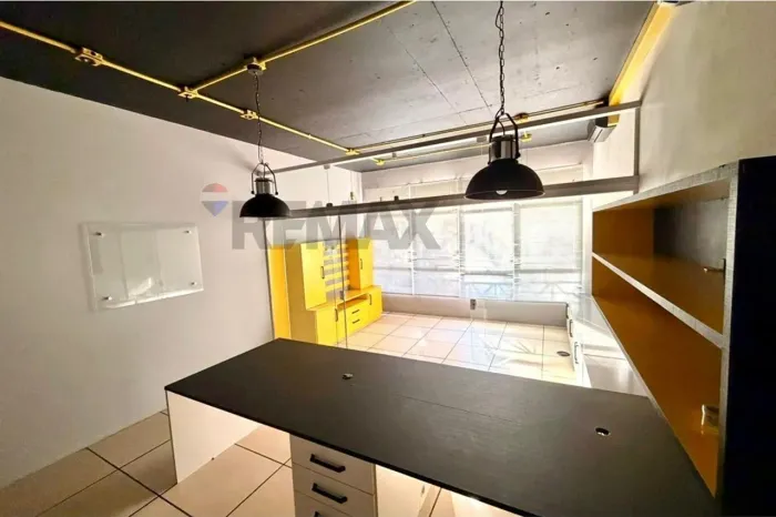 REMAX aluga Sala Comercial térrea, com 39 m², banheiro privativo e vagas de garagem, no Co