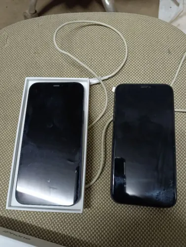 Vende-se 1 iPhone 12 128, 1 iPhone 11 128.