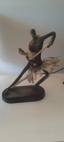 Escultura bailarina de resina