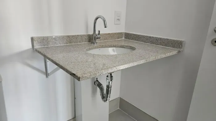 Pia de granito Itaunas 85x60cm com cuba e torneira deca