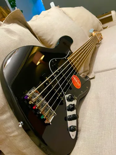 Contra Baixo Fender Squier jazz Bass 6 cordas com upgrade top