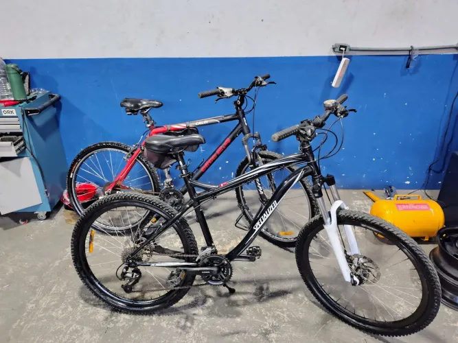 2 bicicletas originais uma Caloi e uma Specialized