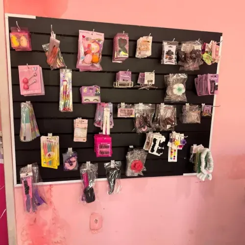 VENDO LOJA DE MAQUIAGEM PRONTA COM PRATILEIRA, PRODUTOS, BALCÃO E SUPORTE PARA ACESSORIOS 