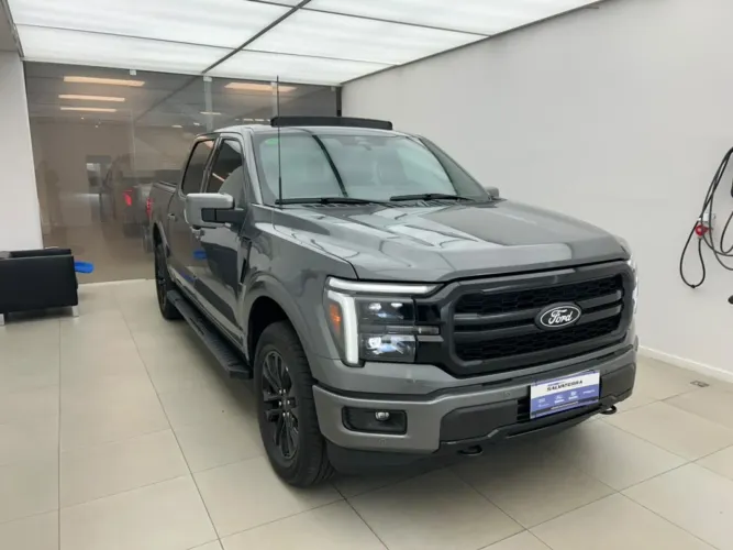Ford F-150 Lariat Black 4X4 5.0 V8 2025