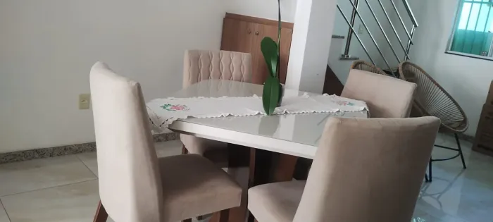 Mesa com quatro cadeiras - Excelente