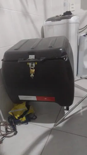 Baú de 100 litros com suporte pra garupa