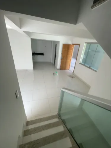Casa Geminada NOVA de 2 quartos, sendo 1 com suAte, 1 vaga, 3 banheiros, Bairro Acaiaca