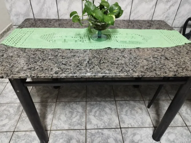 Mesa granito para cozinha 1,20m pés pretos, pintura eletrostática, bom estado s/ ferrugem