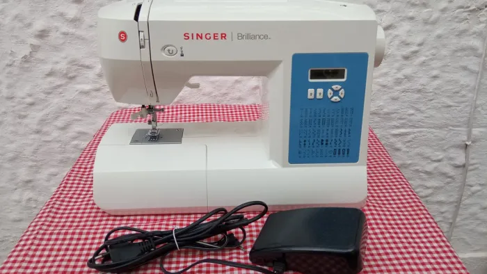 Máquina de Costura Singer Brillance Em Perfeito Estado + Linda Case + Linha de Brinde