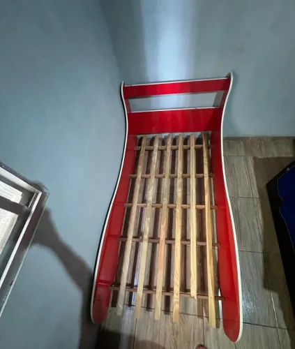 Cama infantil carrinho.