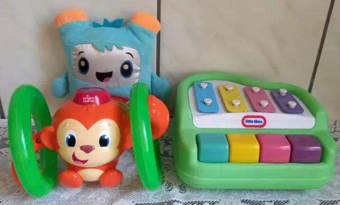 Kit com 3 brinqyedos musicais para bebê