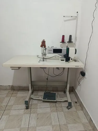 Vende se um máquina reta electrónica marca Zoje A8000