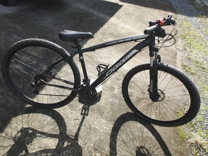 Bike aro 29 freio a disco suspensão 21 velocidades quadro 17 pneus bons