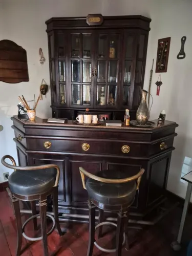 Bsr Clássico completo, todo em madeira, com 2 banquetes.