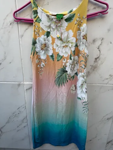 Vestido Farm floral tamanho P, nunca usado, modelo midi curto, lindo e confortável. Novo!