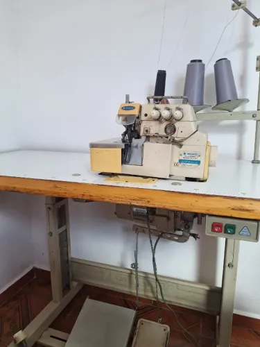 Máquina de costura profissional Overlock Zoje usada.