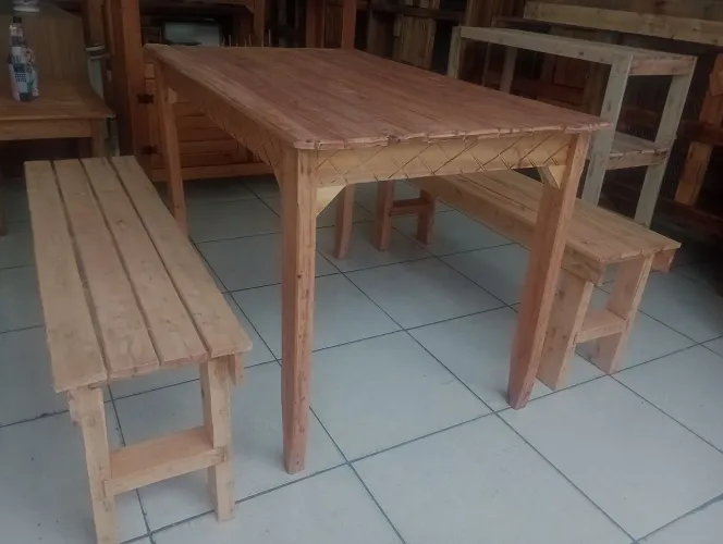 Conjunto mesa e bancos 