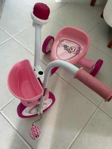 Triciclo infantil para menina semi novo 
