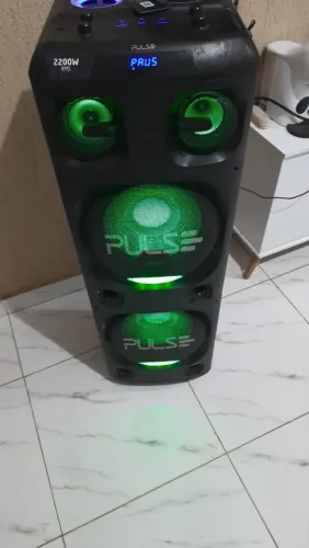 Vende-se caixa de som(obs: não tá saindo som vendo pra pessoa arrumar )