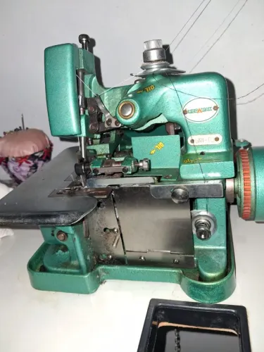 Kit Máquina Overlock e Mesa