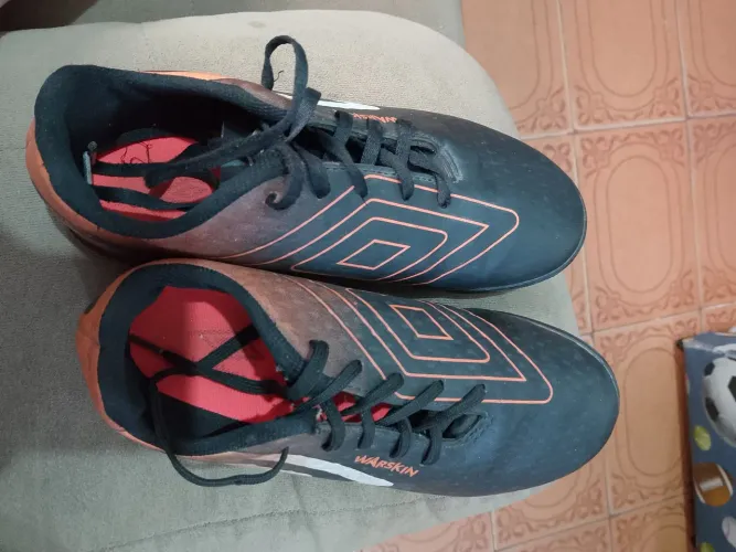 Chuteira Umbro.