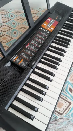 Teclado Yamaha PSR-F51 quase novo com fonte original.