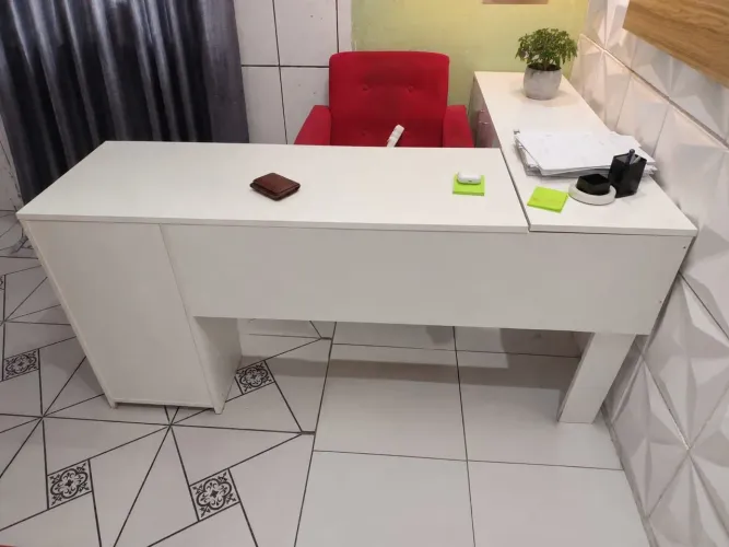 Mesa branca para escritório,com 4 gavetas perfeita para home office, clínicas e estudos 