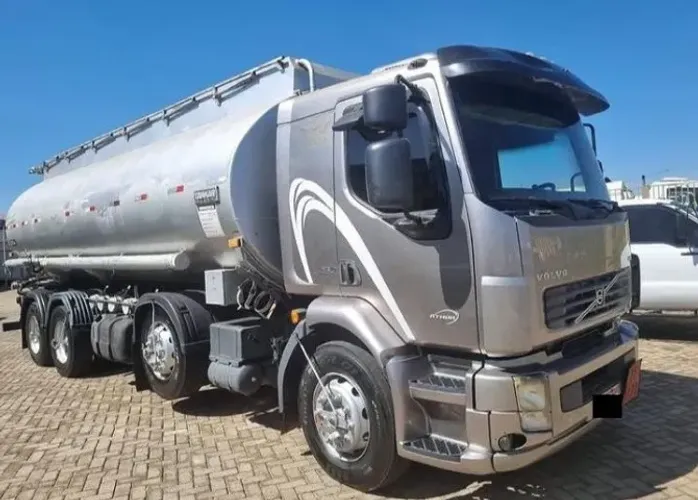 volvo vm 260 8x2 2011 tanque 25.L