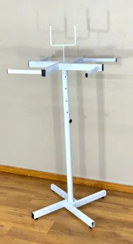 Arara / cabideiro de chão giratória na cor branca