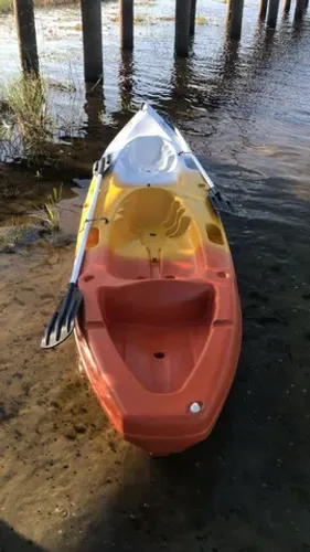 Caiaques , barcos e reboques