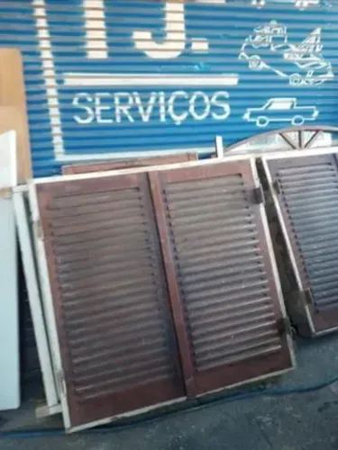 Veneziana em madeira maciça 