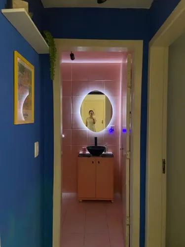 Espelho redondo com moldura iluminada