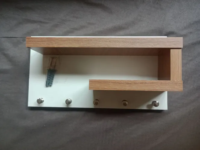 Prateleira com Ganchos para Chaves