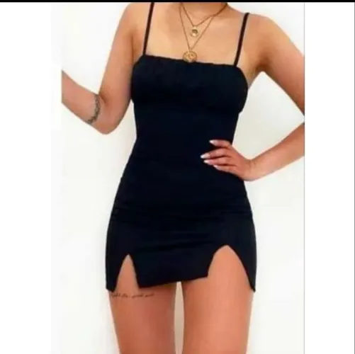 Vestido Preto com Decote Quadrado e Fenda