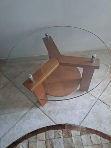 Mesa de centro de madeira com tampo em vidro